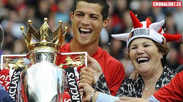 Cristiano Ronaldo y su madre celebran la Premier League que el Manchester United ganó en 2008