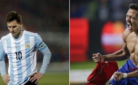 Leo Messi, desolado tras la segunda final consecutiva perdiendo tras Brasil 2014, y Alexis Sánchez, en plena euforia tras marcar el penalti del triunfo | EFE