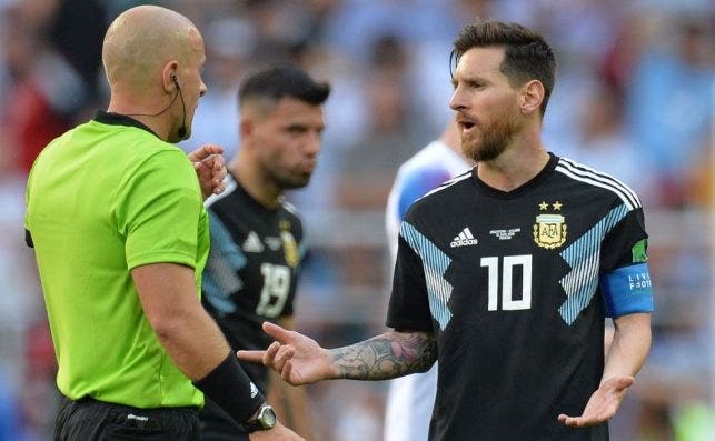 Leo Messi se desespera en el Argentina-Islandia con la presión de los goles de Cristiano Ronaldo | EFE