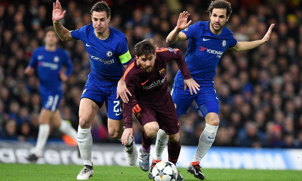 Messi burla a Cesc y Azpilicueta en el partido de fútbol Chelsea-Barça.  EFE