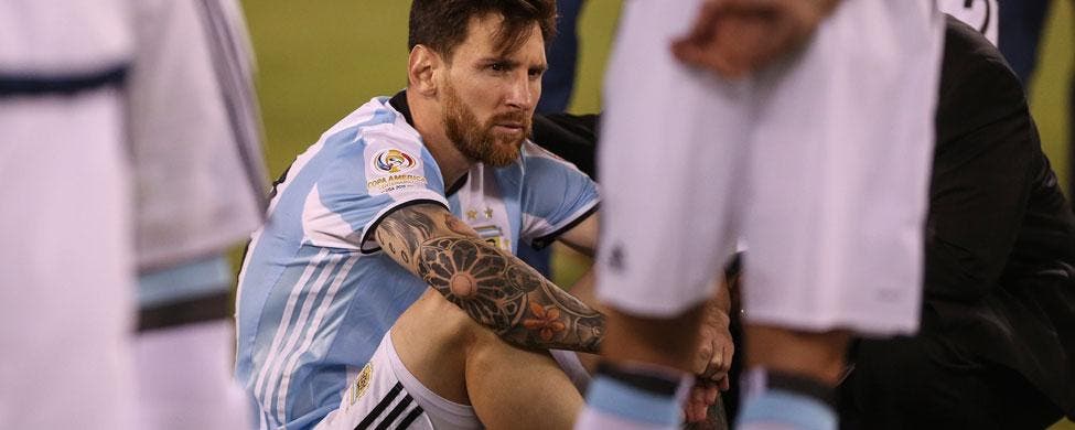 Leo Messi, totalmente desolado tras la derrota de Argentina contra Chile en la Copa Centenario | EFE