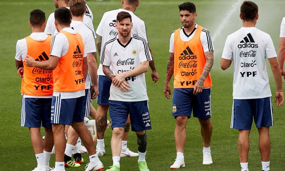 Messi entrena junto a sus compañeros de la selección argentina / EFE