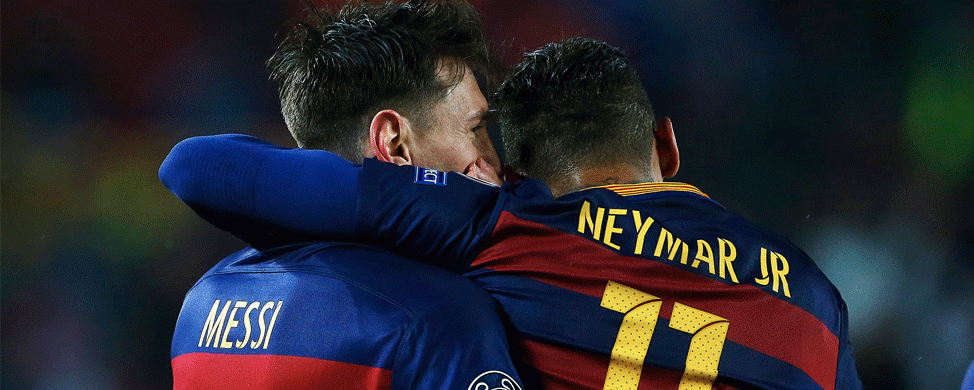 Leo Messi susurra al oído de su amigo y compañero Neymar | EFE