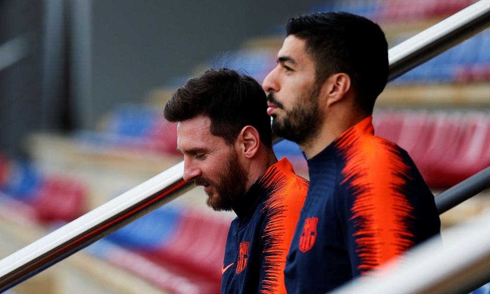 Messi y Luis Suárez salen del vestuario durante un entrenamiento del Barça / EFE