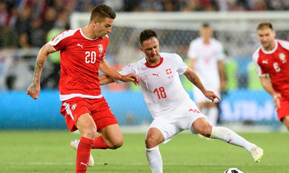 Milinkovic-Savic pelea el balón con Admir Mehmedi en el Suiza-Serbia / EFE