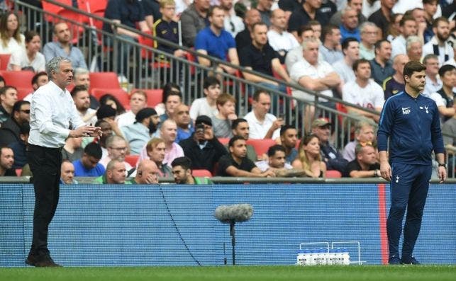 Mourinho y Pochettino dan órdenes durante el partido de FA Cup / EFE