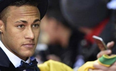 Neymar firma autógrafos en la alfombra roja de la gala del Balón de Oro en Zúrich