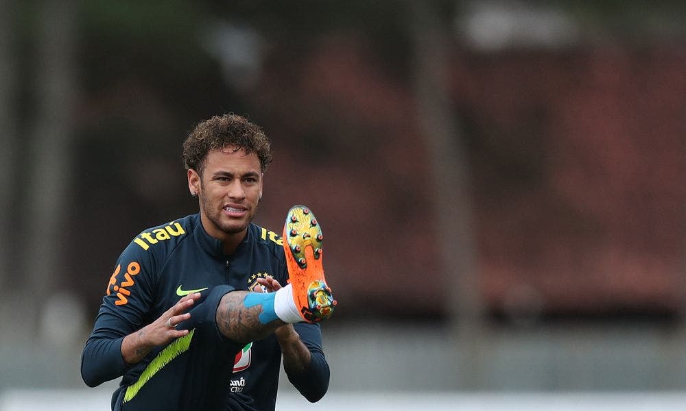 Neymar entrena con Brasil sin dejar de lado su futuro / EFE