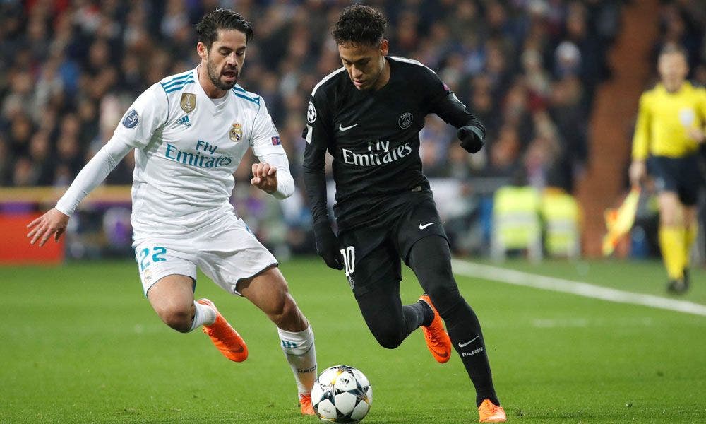 Isco lucha un balón contra su amigo Neymar en el Real Madrid-PSG | EFE