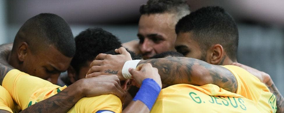 Neymar, Gabriel Jesús, Gabigol y Luan (arriba) se abrazan durante el Brasil-Dinamarca de Río 2016 | EFE