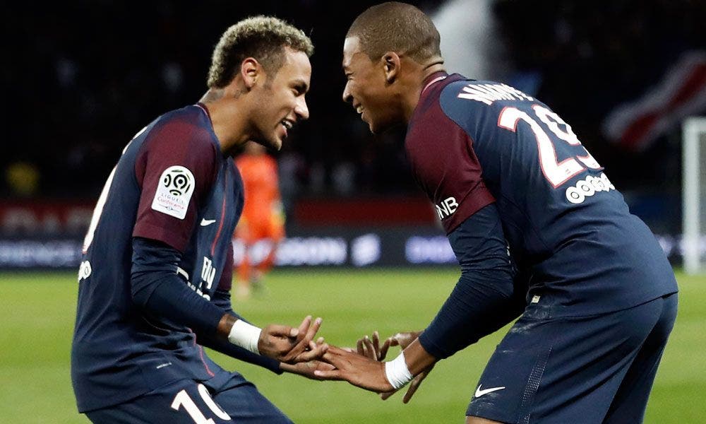 Mbappé y Neymar celebran un gol contra el PSG | EFE