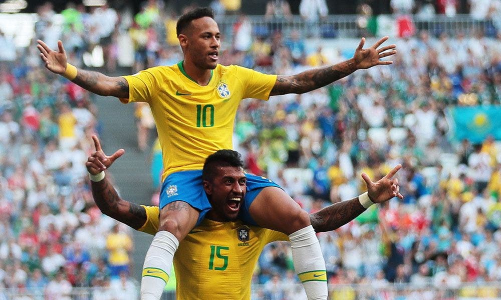 Neymar celebra con Paulinho el pase de Brasil a los cuartos de final del Mundial | EFE