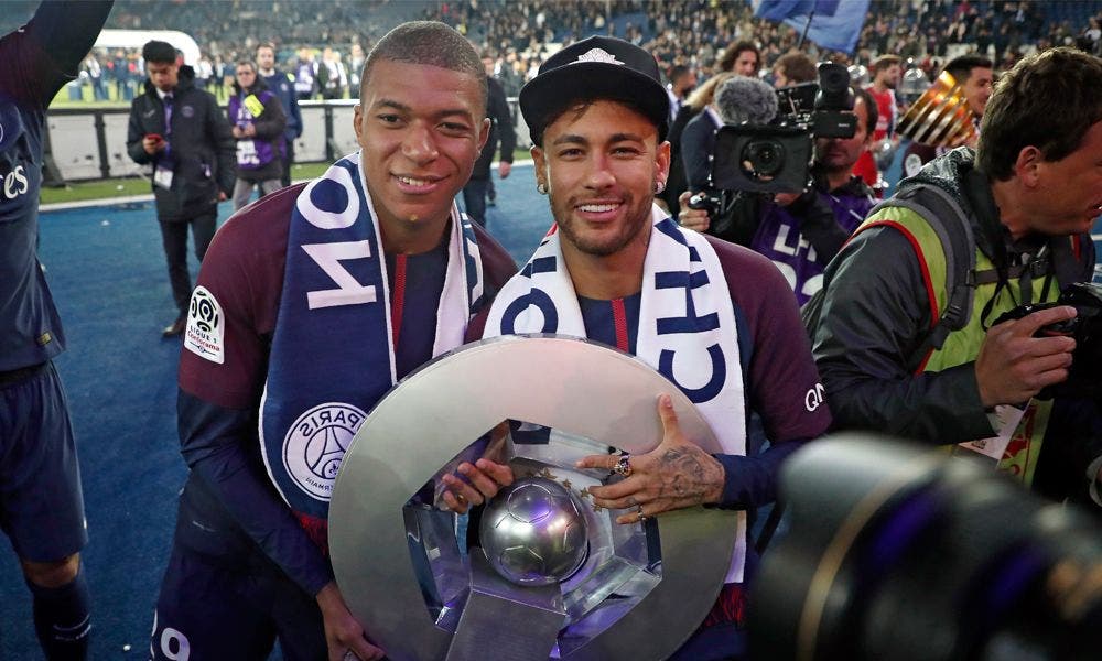 Neymar posa junto a Mbappé en la celebración de la Ligue 1 / EFE