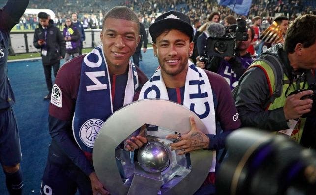 Neymar posa junto a Mbappé en la celebración de la Ligue 1 / EFE