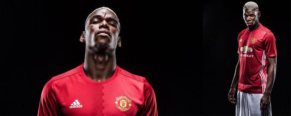 Paul Pogba ya posa con la camiseta del Manchester United