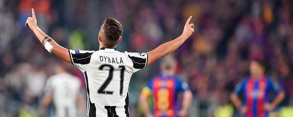 Paulo Dybala pasa la mano por la cara a Leo Messi en su duelo particular | EFE
