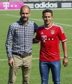 Pep Guardiola junto a Thiago Alcántara, el día de su presentación en el Bayern| EFE