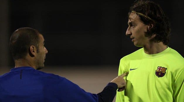 Guardiola da instrucciones a Ibrahimovic durante su etapa en el Barça