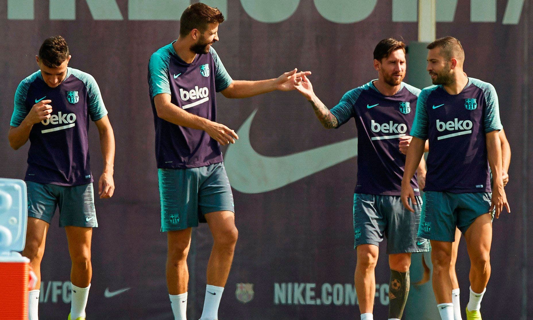 Gerard Piqué y Leo Messi en un entrenamiento | EFE