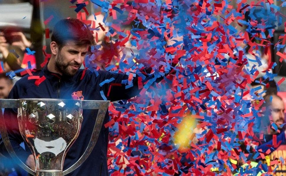Piqué celebra el título de Liga del Barça | EFE Piqué celebra el título de Liga del Barça | EFE