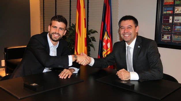 Gerard Piqué y Josep Mari Bartomeu, presidente del FC Barcelona, tras firmar el defensa la renovación de su contrato hasta 2019 / FCB