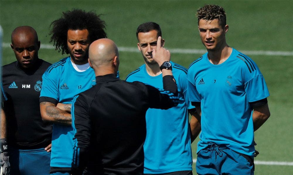 Cristiano Ronaldo atiende a las explicaciones de Zidane en un entrenamiento del Real Madrid | EFE
