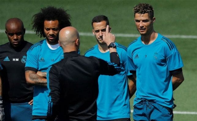 Ronaldo atiende a las explicaciones de Zidane en el entrenamiento / EFE