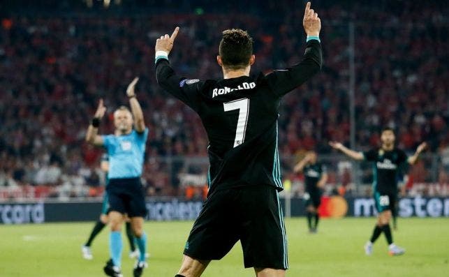 Ronaldo reprende al árbitro por anular su gol frente al Bayern / EFE