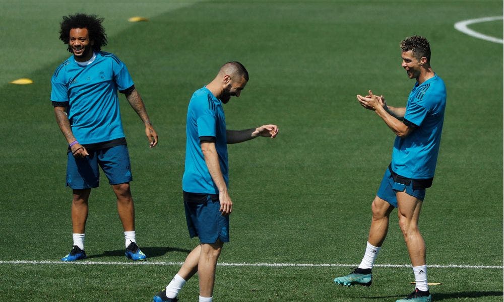 Ronaldo se rodea de Benzema y Marcelo en el entrenamiento del Real Madrid / EFE