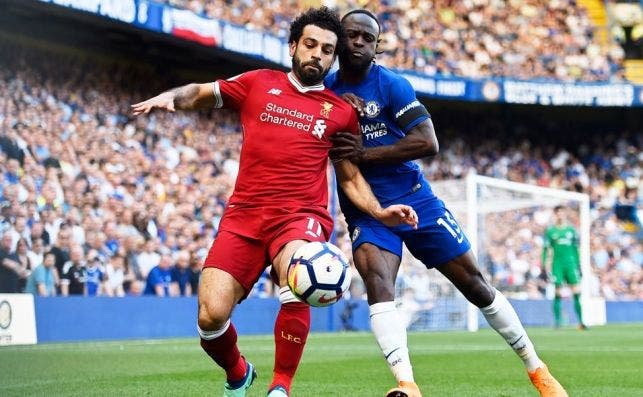 Salah disputa un balón con Victor Moses / EFE