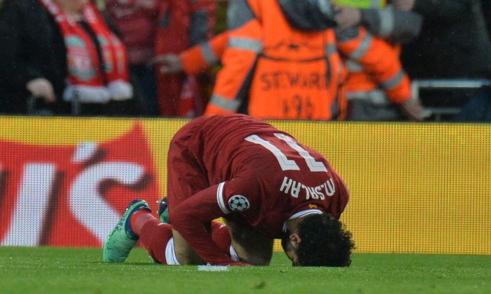 Salah reza tras marcar en el partido de Champions League ante la Roma | EFE