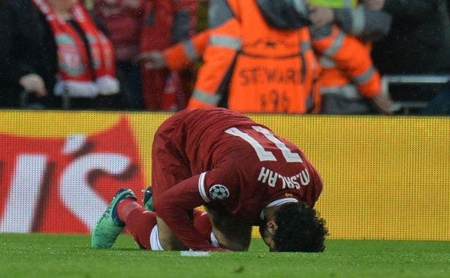 Salah reza tras marcar en el partido de Champions League ante la Roma | EFE