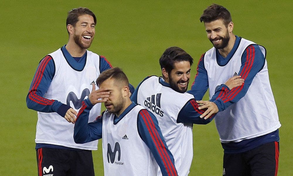 Buen rollo entre los jugadores de Barça y Real Madrid: Sergio Ramos, Isco, Piqué y Jordi Alba se lo pasan en grande | EFE