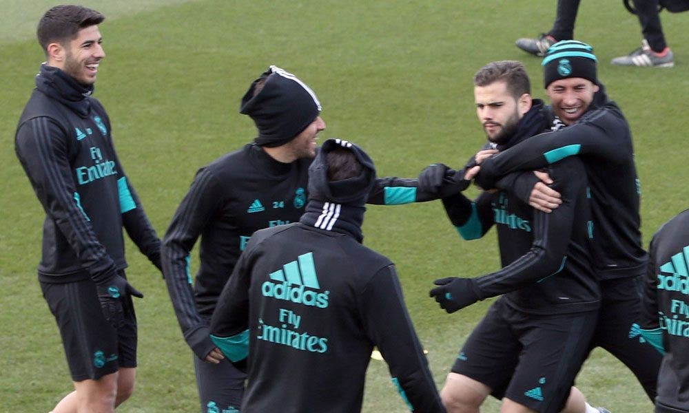 Sergio Ramos abraza a su amigo Nacho ante las risas de Marco Asensio | EFE
