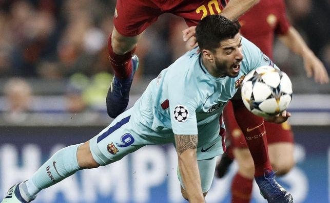Suárez disputa un balón en el Barça Roma / EFE