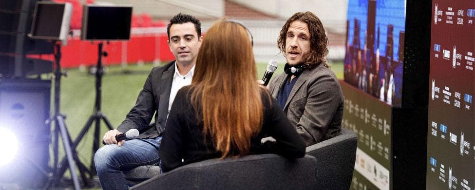 Xavi Hernández y Carles Puyol dan una entrevista conjunta en un acto de homenaje a Johan Cruyff | EFE