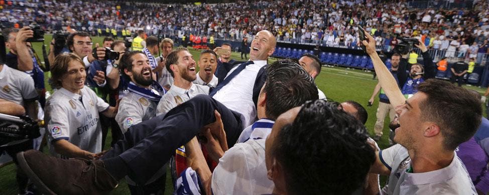 El Real Madrid mantea al técnico Zinedine Zidane mientras celebra el título de Liga 2020-21