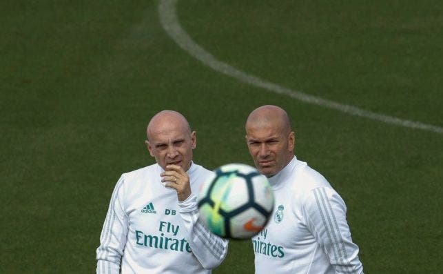Zidane observa el entrenamiento del Madrid junto a su asistente