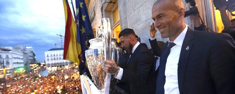 Zinedine Zidane en el balcón del Ayuntamiento de Madrid junto a Sergio Ramos, que sostiene la Undécima Champions | EFE