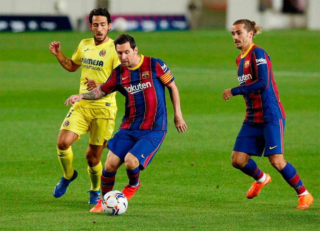 Leo Messi y Antoine Griezmann en una jugada del Barça-Villarreal