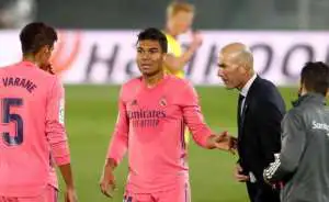 Casemiro habla con Varane y Zidane en el Real Madrid-Cádiz