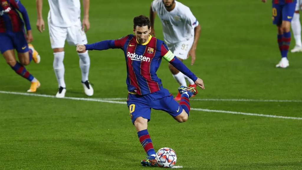 Leo Messi anota de penalti contra el Ferencvaros