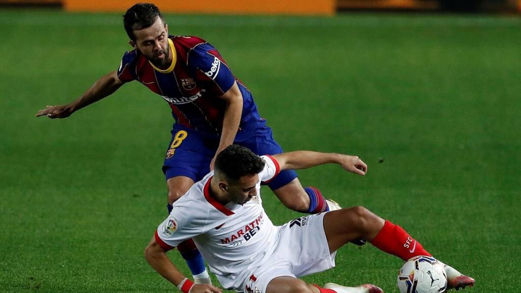 Pjanic disputa un balón a Munir en el Barça-Sevilla