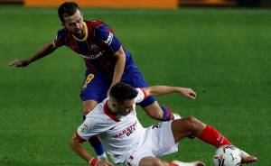 Pjanic disputa un balón a Munir en el Barça-Sevilla