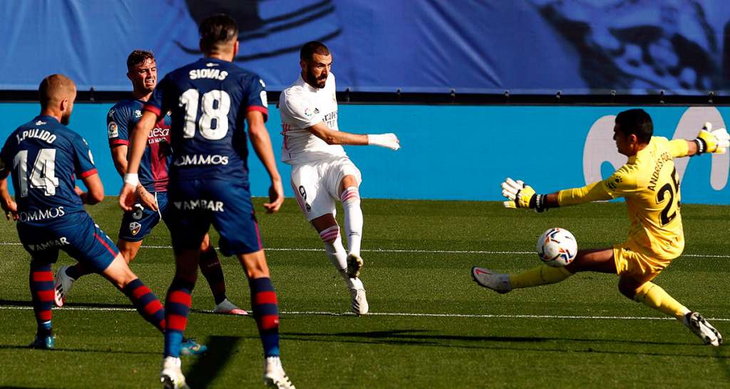 Karim Benzema marca el 2-0 contra el Huesca