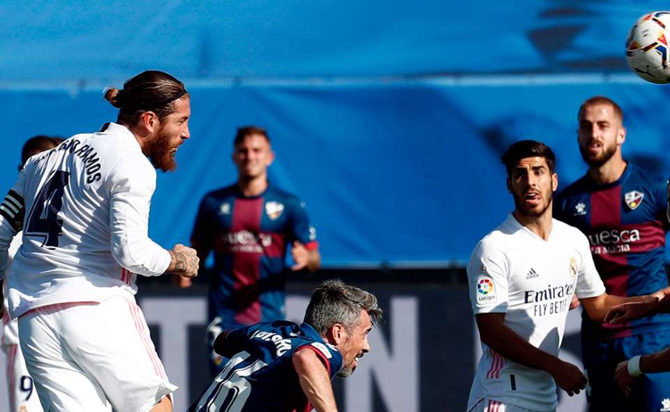 Sergio Ramos remata un balón en el partido contra el Huesca