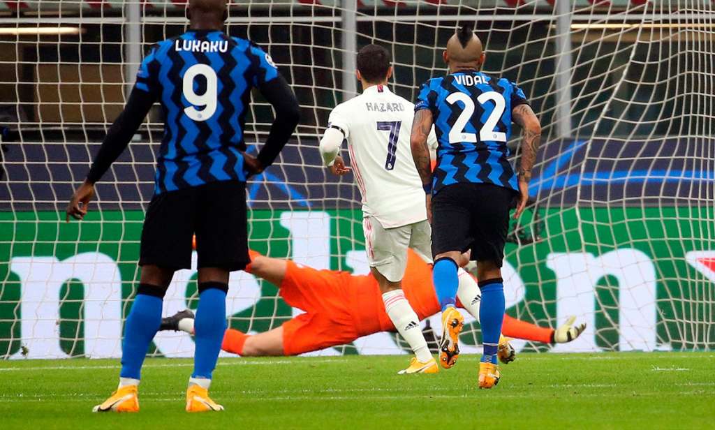 Eden Hazard anota contra el Inter de Milán