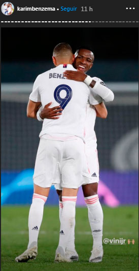 Karim Benzema se abraza con Vinícius