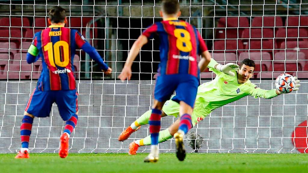 Leo Messi anota de penalti en el Barça-Dinamo de Kiev