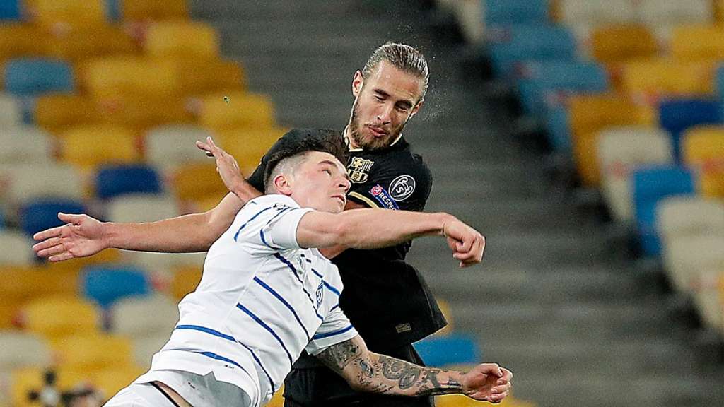 Mingueza disputa un balón contra el Dinamo de Kiev